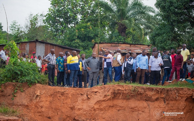 Kasaï oriental : le Gouverneur Patrick Mattias Kabeya et le PCA de l’OVD constatent les dégâts causés par la progression d’un ravin au quartier Nkonga