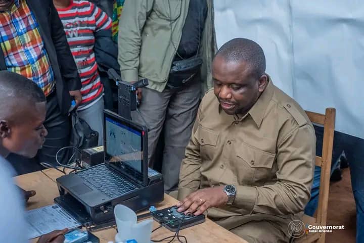 Kasaï oriental : le Gouverneur Mathias Kabeya reçoit sa carte d’électeur et décourage ceux qui s’enrôlent deux fois