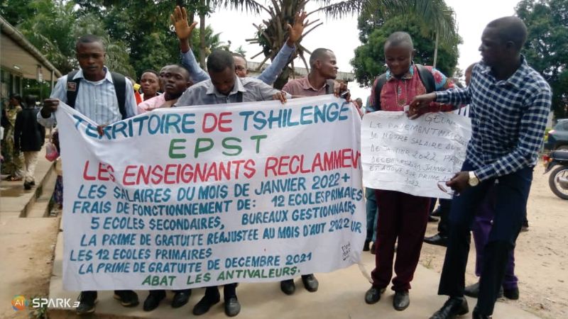Kasaï oriental : les enseignants de Tshilenge manifestent devant Equity BCDC pour réclamer le paiement de leurs salaires et primes de janvier et décembre 2022