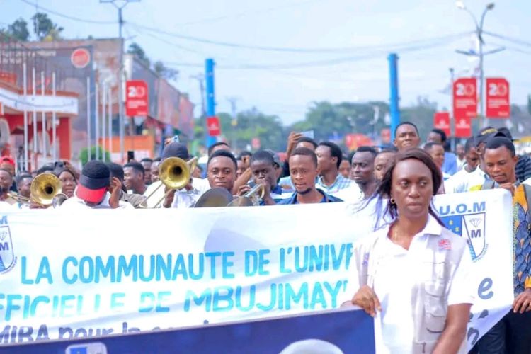 Kasaï oriental : cession de l’hôpital général de référence de Dipumba à l’UOM, les étudiants ont marché pour remercier le Gouverneur et le président de la République