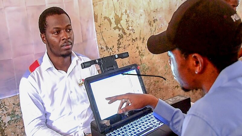 Kasaï oriental : Aimé Matamba obtient sa carte d’électeur et invite la population à s’enrôler massivement