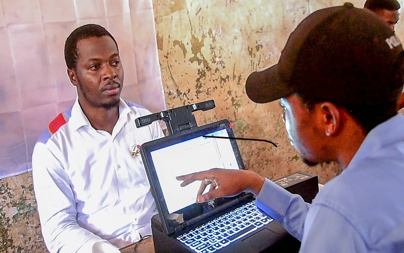Kasaï oriental : Aimé Matamba obtient sa carte d’électeur et invite la population à s’enrôler massivement