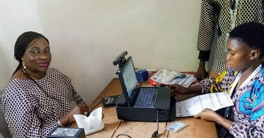 Enrôlement des électeurs : la Sénatrice Colette Lukamata obtient sa carte à Feshi et mobilise sa base à un enrôlement massif