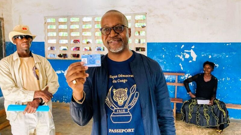 Enrôlement à Kabeya Kamuanga : le Sénateur Eddy Mundela obtient sa carte d’électeur