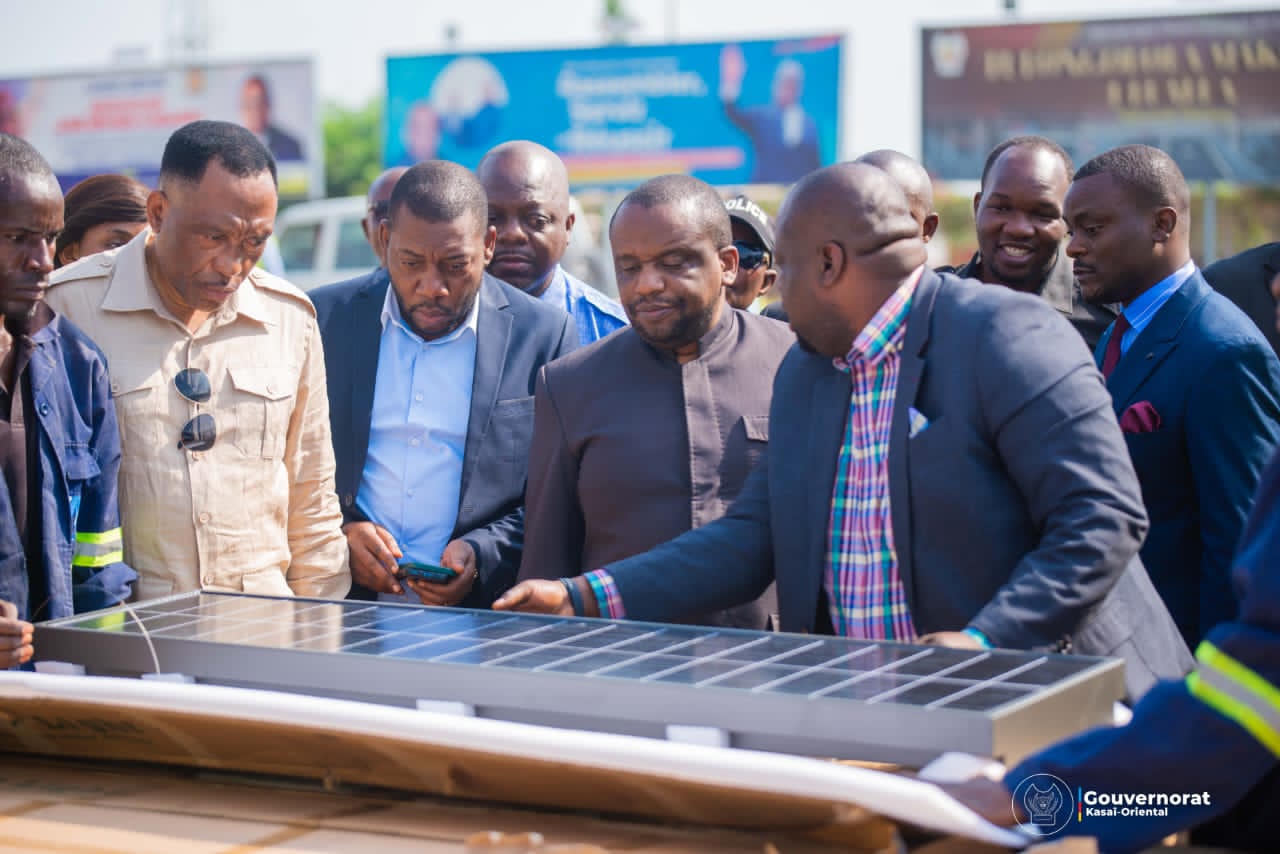 Kasaï oriental : près de 400 lampadaires réceptionnés à l&rsquo;aéroport de Bipemba