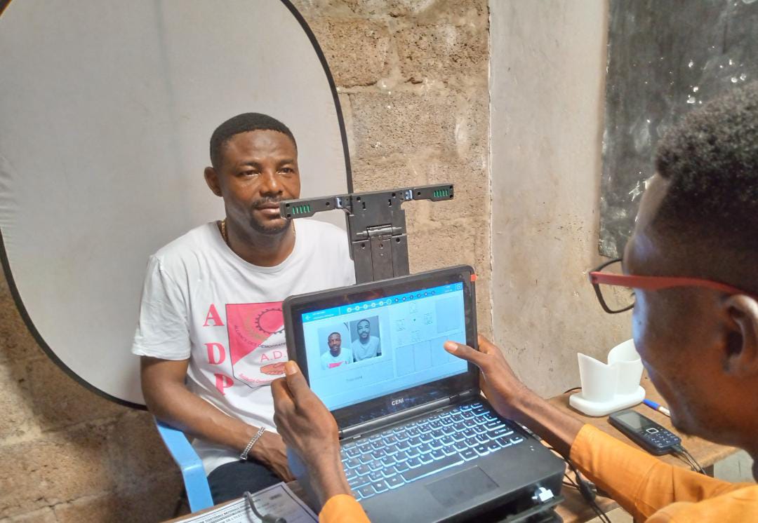 Kasaï oriental : John Mbombo obtient sa carte d’électeur et appelle la population à se hâter dans les centres d’inscription