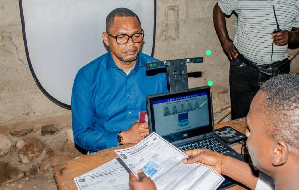 Kasaï oriental : ayant obtenu sa carte d’électeur, José Mpanda Kabangu invite la population à s’enrôler pour une grande représentativité dans les institutions