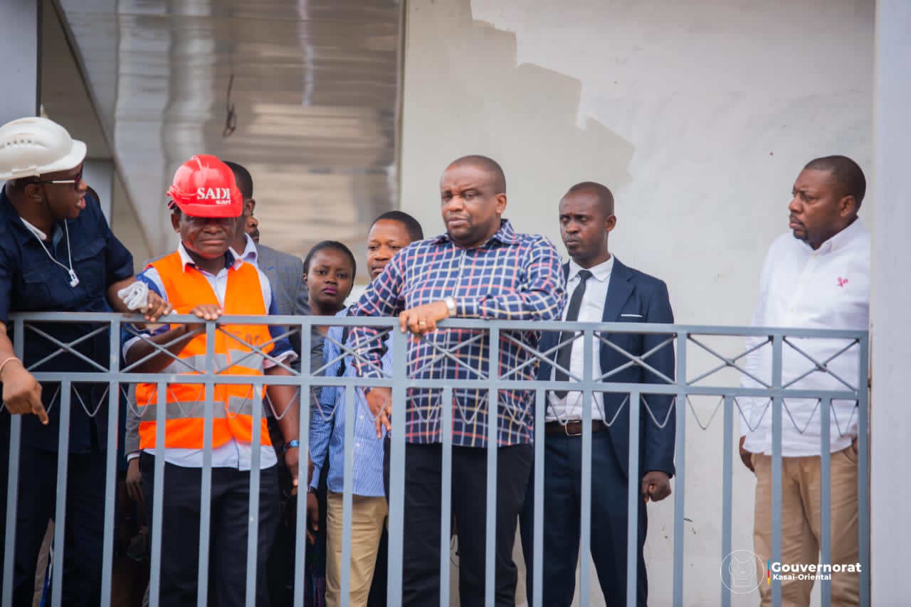 Kasaï oriental : le Gouverneur Patrick Matthias Kabeya inspecte les travaux de différents ouverts sur la ville de Mbujimayi