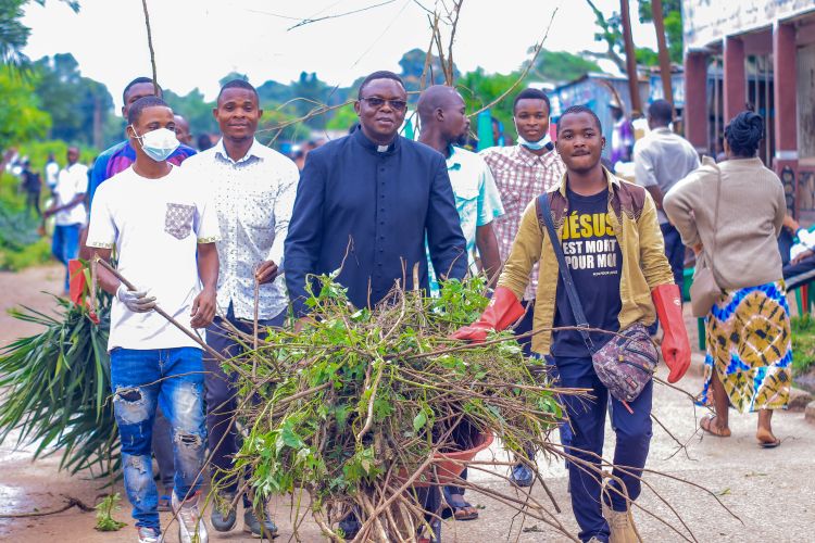 Kasaï oriental : Salongo spécial, les étudiants de l’UOM assainissent les installations de l’hôpital général de référence de Dipumba