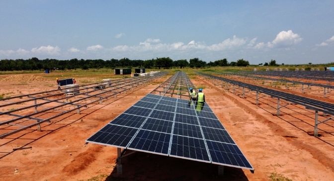 Kasaï oriental : pose des premiers panneaux solaires sur la plateforme de la centrale photovoltaïque de Tshipuka