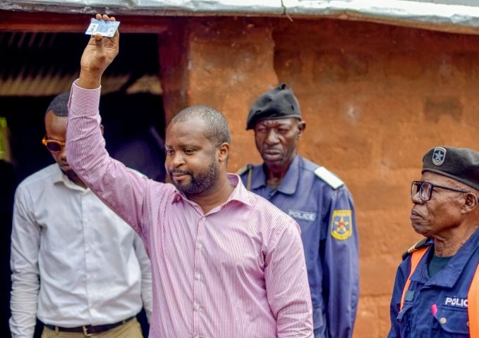 Enrôlement à Katanda : le Professeur Alphonse Toussaint Tshitenga Mulumba a obtenu sa carte à Kabwe invitant la population à suivre l&rsquo;exemple