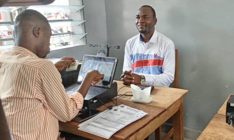 Kasai oriental : Jean-Baptiste Kabeya obtient sa carte d’électeur et appelle les Mbujimayiens à se faire enrôler