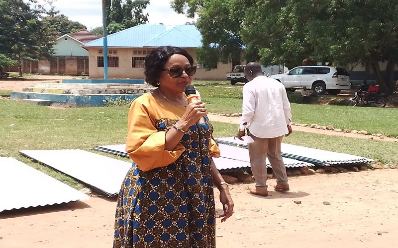 Kasai oriental: Jeannette Longa fait un don de 200 tôles à la mairie de Mbujimayi pour la construction du marché Bakwandianga