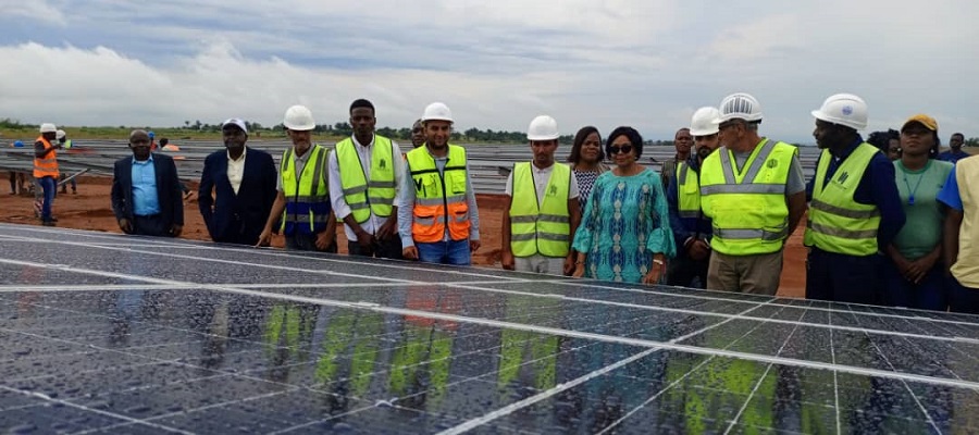 Kasaï oriental : Jeannette Longa  visite la centrale photovoltaïque en érection à Tshipuka
