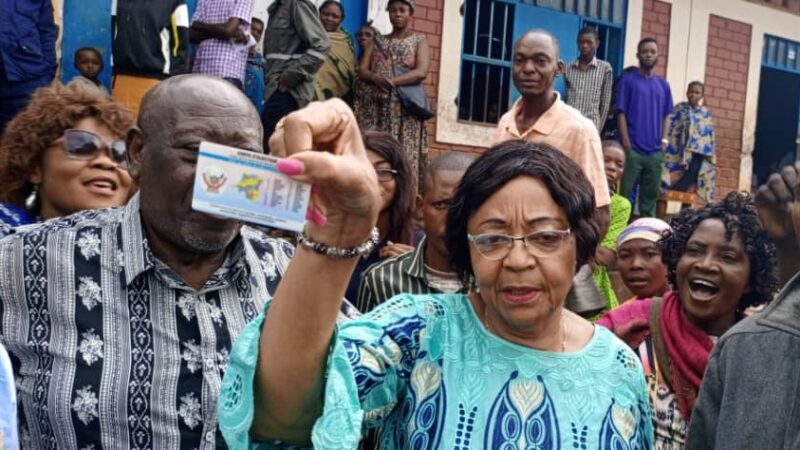 Kasaï oriental : Jeannette Longa  obtient sa carte d’électeur et appelle la population à se faire enrôler massivement