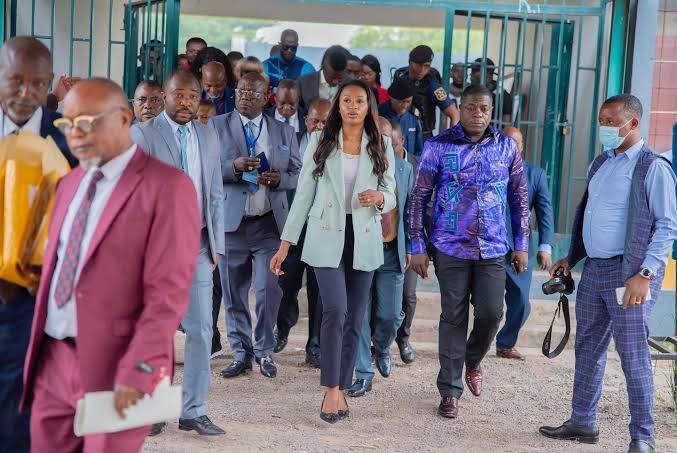 RDC: la Vice-ministre de l’ESPT Aminata Namasia encourage la poursuite du contrôle physique des agents malgré les protestations de certains