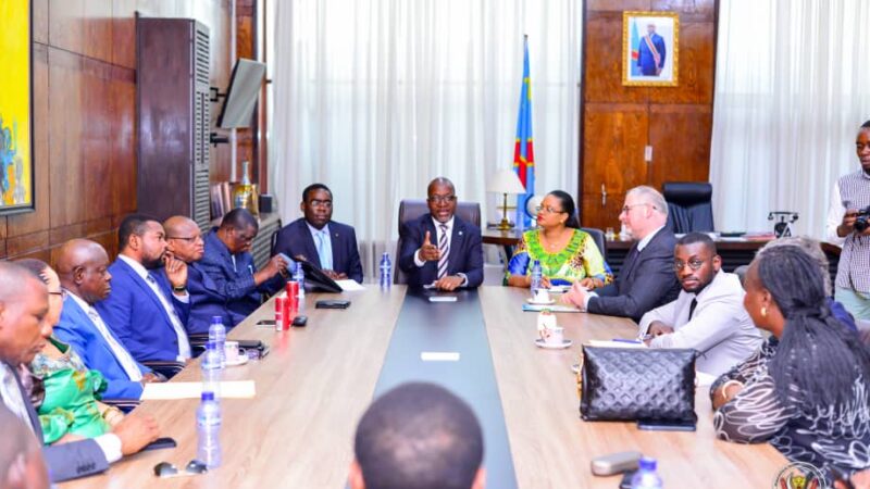 Arrivée du Président Macron en RDC:  Eddy Mundela préside une réunion importante avec le groupe d’amitié franco- congolais