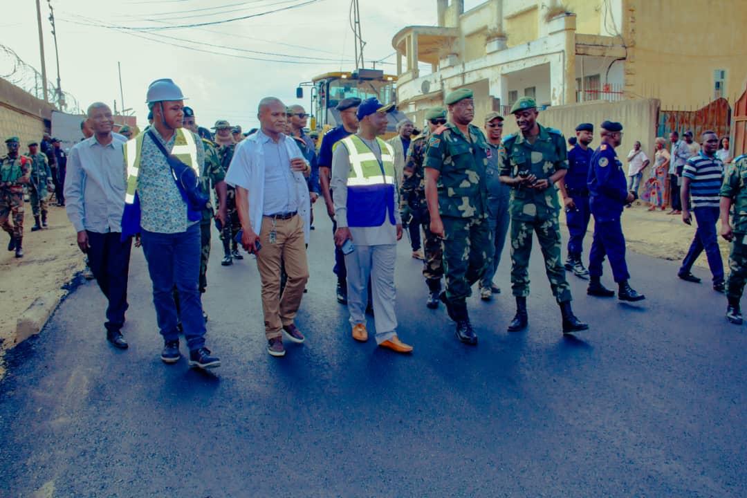 Ituri : le Gouverneur militaire Johnny Luboya inspecte les travaux de réhabilitation de la voirie urbaine à Bunia