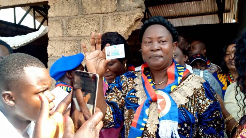 Kasaï oriental : Christine Cibuaya, présidente fédérale de Congo Espoir s’enrôle et invite la population à faire de même