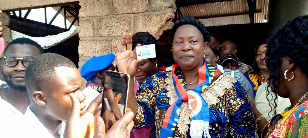 Kasaï oriental : Christine Cibuaya, présidente fédérale de Congo Espoir s’enrôle et invite la population à faire de même