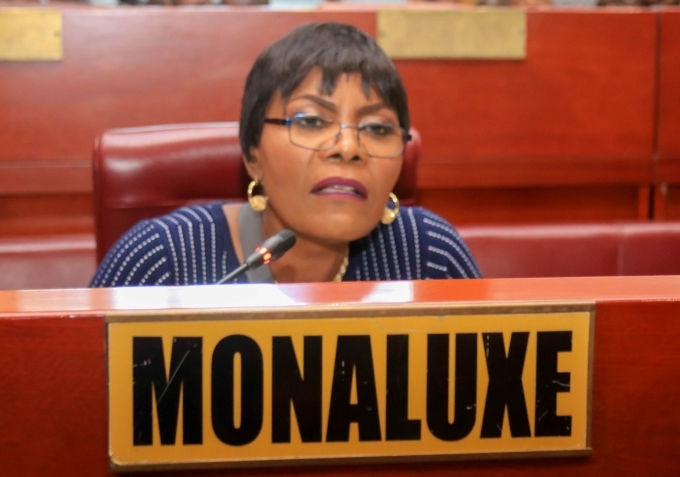 RDC :  la Sénatrice Pauline Monaluxe  sollicite l’interpellation du ministre de la fonction publique au sujet de la paie des fonctionnaires de Dibaya