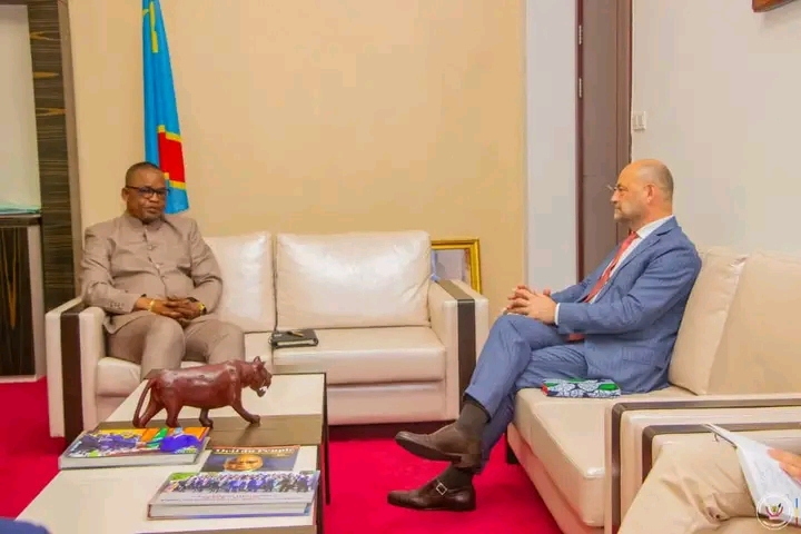 RDC : L’Ambassadeur de la Belgique et le VPM Peter Kazadi s’entretiennent sur les projets de collaboration bilatérale en cours