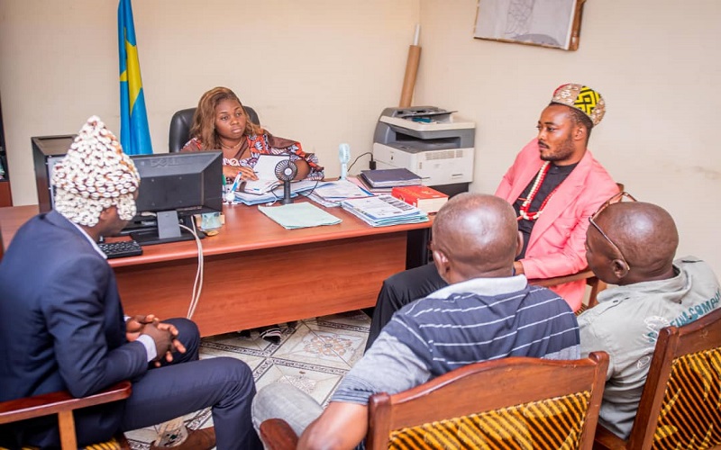 Kasaï oriental : Irène Mbalayi échange avec les chefs coutumiers de Bakwa Nyanguila et Bena Nkumbi