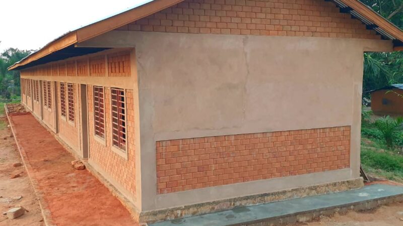 Kasaï oriental : construction de l’école à Kabeya Kamuanga sur fonds du Sénateur Eddy Mundela, le premier bâtiment prêt à accueillir les élèves