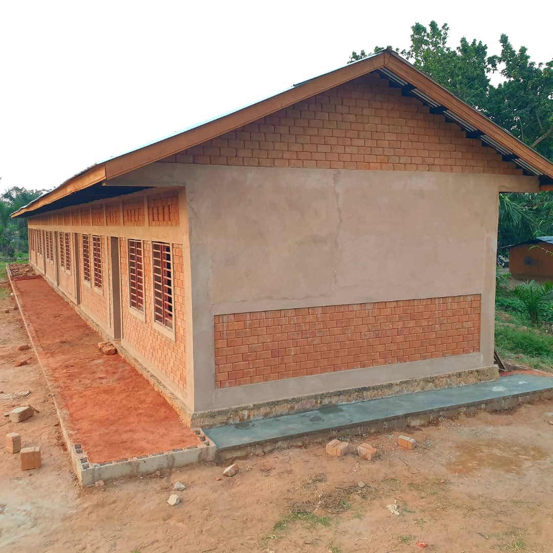 Kasaï oriental : construction de l’école à Kabeya Kamuanga sur fonds du Sénateur Eddy Mundela, le premier bâtiment prêt à accueillir les élèves