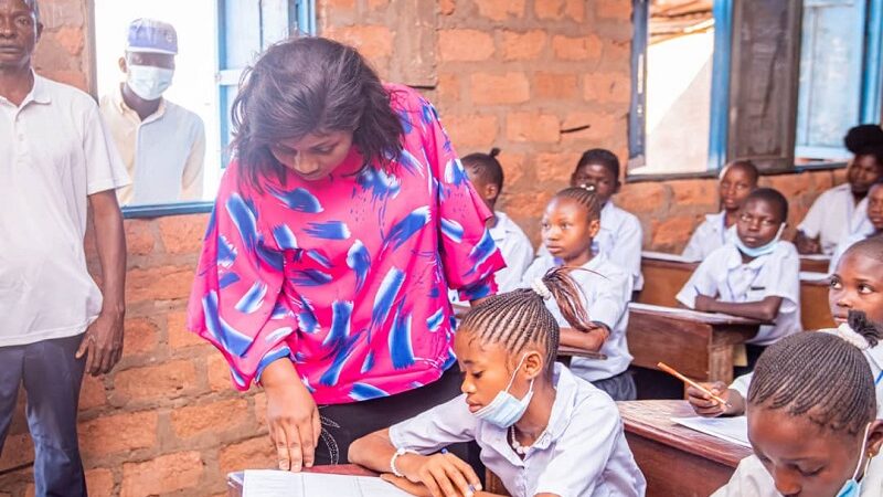 Kasaï oriental : la Bourgmestre de Bipemba Irène Mbalayi encourage les finalistes du primaire à compter sur leurs efforts