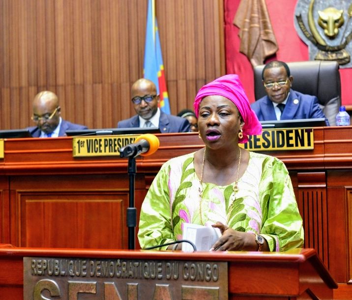 Sénat : Colette Lukamata rappelle au ministre Alexis Gisaro sa demande de réhabiliter la route qui part de Kikwit à Feshi dans la province du Kwango