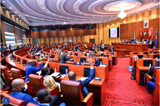 Élections 2023: les sénateurs votent à leur tour le projet de loi portant répartition des sièges sous la direction d’Eddy Mundela Kanku