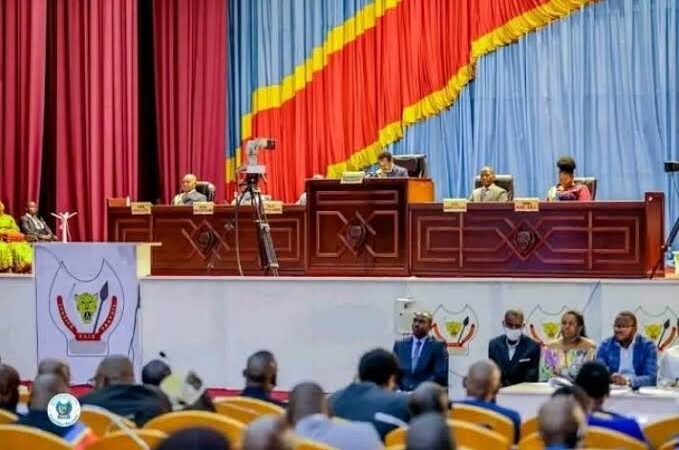 RDC : remplacement de 8 députés invalidés dont Adolphe Muzito et Henri Mova Sakanyi