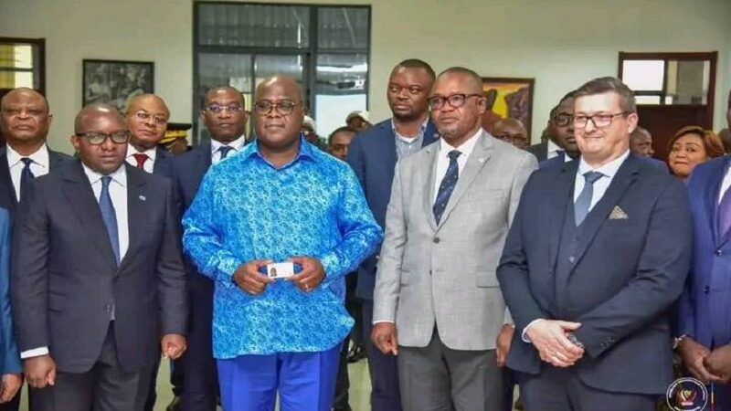 RDC : Félix Tshisekedi reçoit la première carte d’identité octroyée par l’ONIP