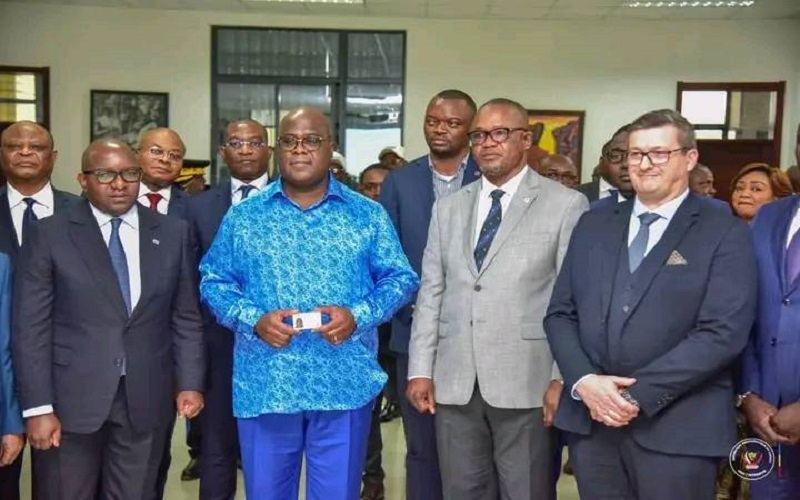 RDC : Félix Tshisekedi reçoit la première carte d’identité octroyée par l’ONIP