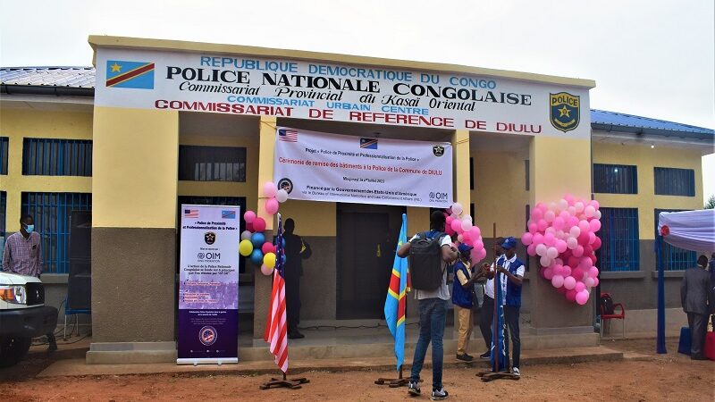 Kasaï oriental : l’OIM remet officiellement cinq bâtiments et une jeep 4×4 à la police nationale congolaise de la commune de Diulu