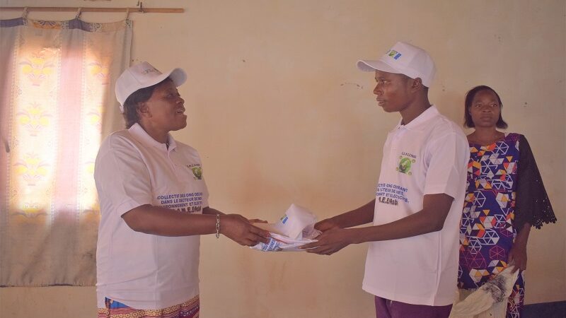 Kasaï oriental : la coordonnatrice provinciale du COMEE remet les supports de visibilité aux sensibilisateurs de Tshilenge, Lupatapata et Katanda