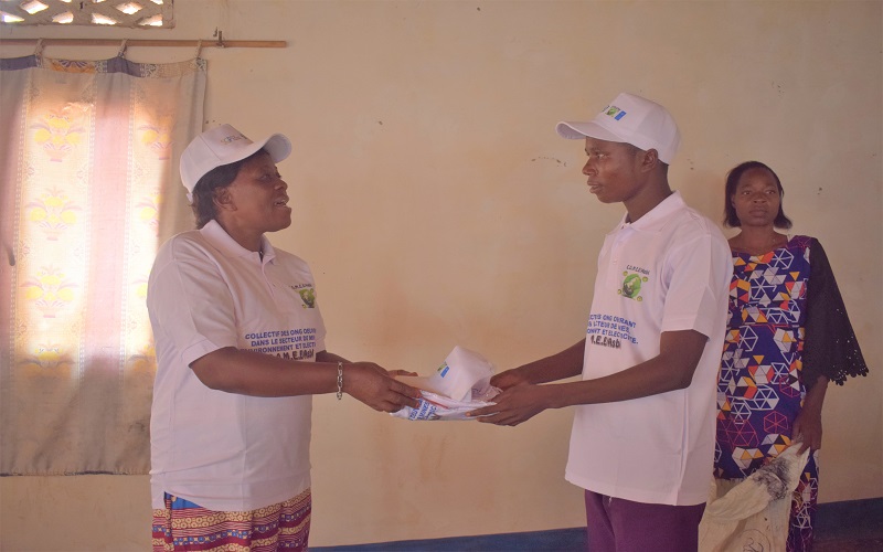 Kasaï oriental : la coordonnatrice provinciale du COMEE remet les supports de visibilité aux sensibilisateurs de Tshilenge, Lupatapata et Katanda
