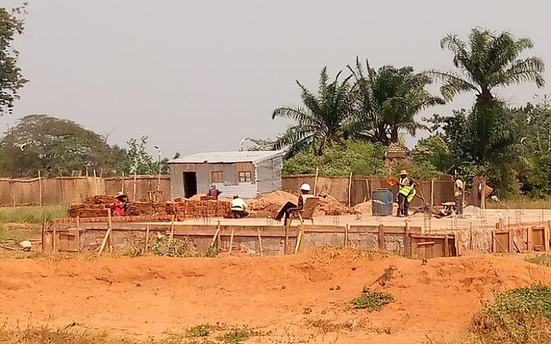 Kasaï oriental : la société civile de Tshilenge s’insurge contre l’utilisation des briques cuites dans la construction du bâtiment administratif