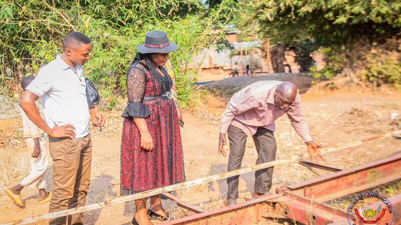 Kasaï oriental : Irène Mbalayi supervise les travaux d’érection de la passerelle sur le ravin Musuibwe