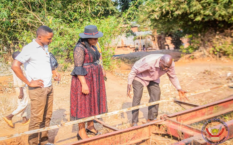 Kasaï oriental : Irène Mbalayi supervise les travaux d’érection de la passerelle sur le ravin Musuibwe