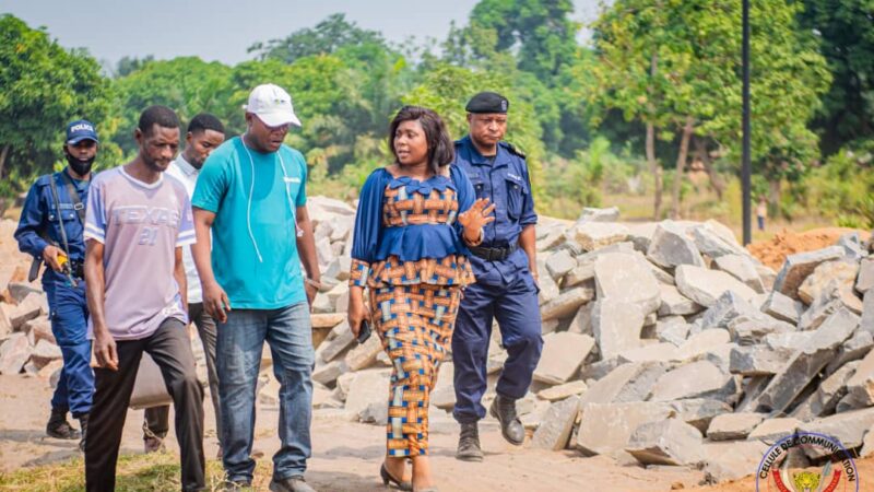 Kasaï oriental : la Bourgmestre de Bipemba Irène Mbalayi visite les travaux exécutés sur l’avenue BEM