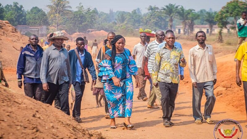 Kasaï oriental : la Bourgmestre Irène Mbalayi visite les travaux exécutés par Safrimex à Bipemba