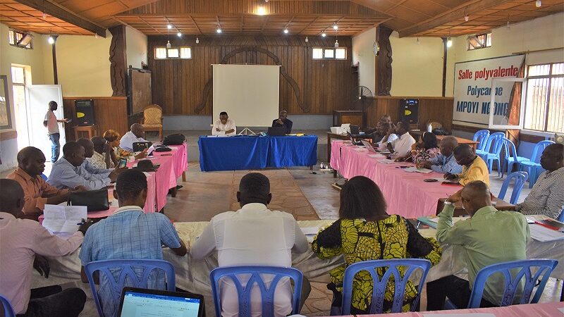 Kasaï oriental : les participants à l’atelier Mwangaza analysent l’arrêté ministériel portant mesures d’indemnisation des communautés affectées par des projets énergétiques