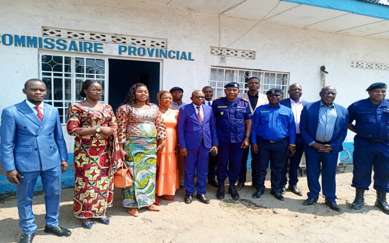 Kasaï oriental : aux côtés des autres animateurs des ETDs,  la Bourgmestre de Bipemba présente ses civilités au nouveau commissaire divisionnaire adjoint de la PNC