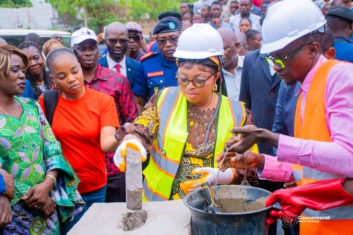 Kasaï oriental : Julie Kalenga pose la première pierre pour la construction de l’institut MOBUTU 2 sur fonds propre de la Province