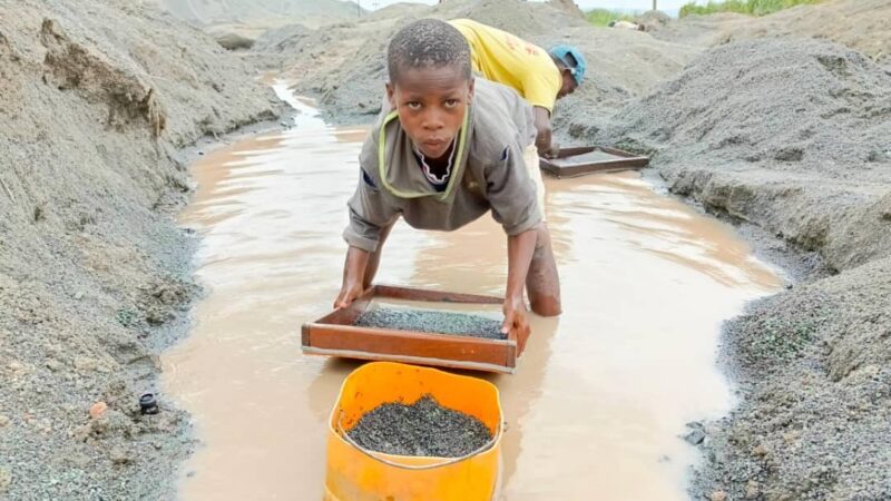 Kasaï oriental : UJD à Bena Tshimungu sensibilise  les enfants à quitter les mines des diamants et renouer avec l’école