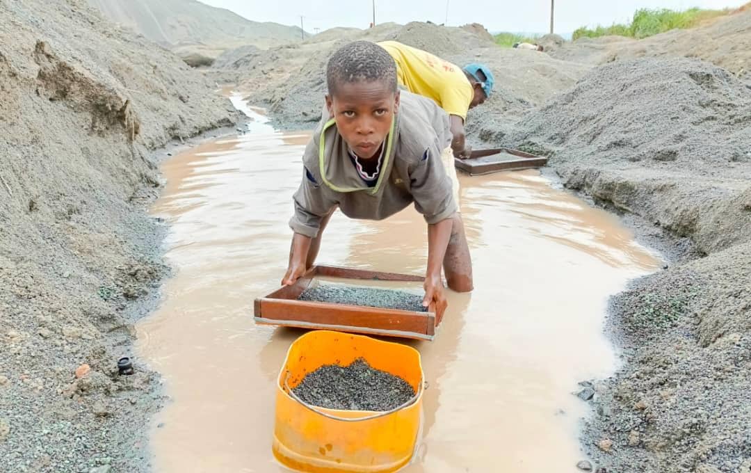 Kasaï oriental : UJD à Bena Tshimungu sensibilise  les enfants à quitter les mines des diamants et renouer avec l’école