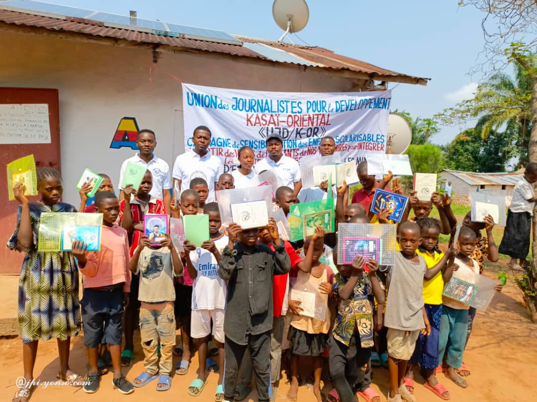 Kasaï oriental : à Miabi, l’Union des journalistes pour le développement dote près d’une centaine d’enfants des fournitures scolaires