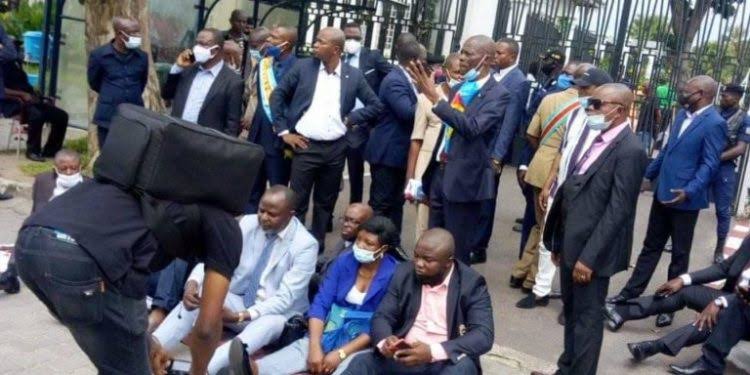 RDC : les députés provinciaux en sit-in devant le cabinet du ministre des Finances